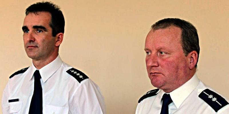 Dwaj najlepsi sokołowscy dzielnicowi (od lewej) - asp. szt. Dariusz Tomczuk i asp. Bogdan Smolik. Fot. Arch. KPP w Sokołowie Podlaskim - fot. 