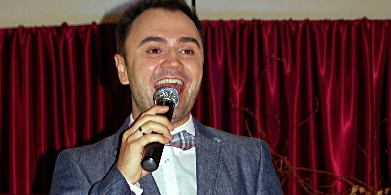 Publiczność w Domu Kultury w Woli Gułowskiej zabawiał swym występem aktor z teatru „Kwadrat”, Szymon Kusarek. Fot. Arch. DK w Woli Gułowskiej - fot. 