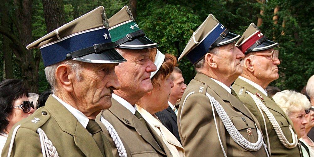 Święto Wojska Polskiego. Łukowscy kombatanci na Cmentarzu Wojennym podczas jednej z minionych uroczystości. Fot. PGL