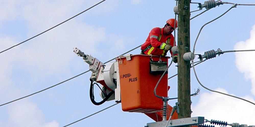 Niebezpieczna praca elektryka. Fotografia poglądowa. Fot. Eric W., freeimages.com - fot. 