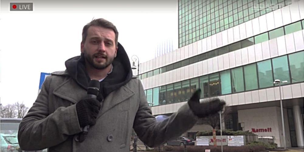 Robert Leśkiewicz relacjonujący imprezę Fundacji Cegiełkowo spot warszawskiego Hotelu Narriott. Stopklatka z programu Lookam.TV zamieszczonego na portalu Łuków 24. - fot. Łuków 24