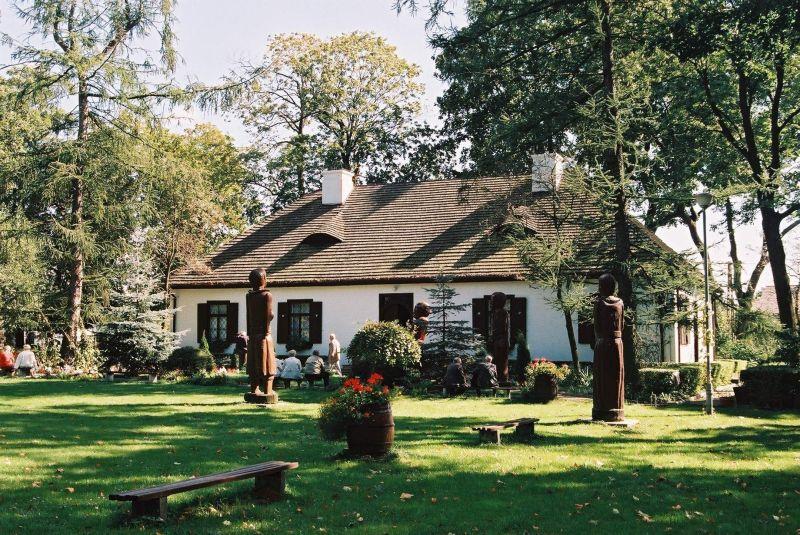Sienkiewiczowski dworek w Woli Okrzejskiej, widok od strony parku. Fot. Arch. Muzeum Henryka Sienkiewicza w Woli Okrzejskiej - fot. 