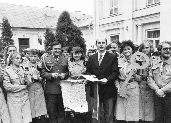 Prezydent Siedlec, Wincenty Przychoda (czwarty z prawej) i komendant siedleckiej Chorągwi ZHP, 
 Józef Truszkowski (trzeci z lewej) z młodzieżą harcerską w czasach świetności festiwalu. - fot. 
