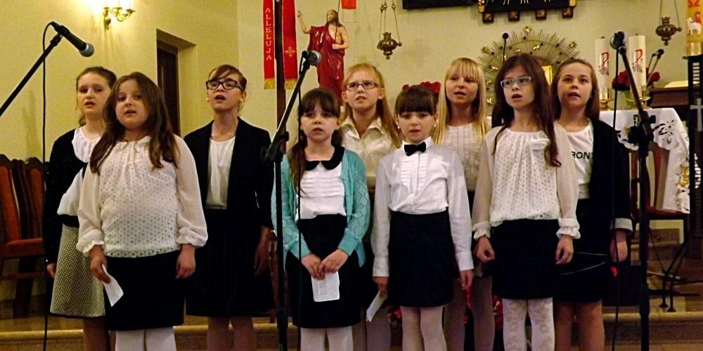 Podczas I Festiwalu Papieskiego w Dąbiu wystąpiły parafialne schole. Fot. Arch. GOK Łuków - fot. 