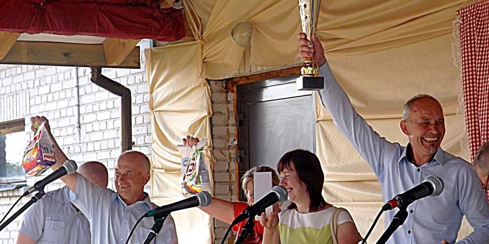 Po podsumowaniu konkursu na „Super Sołtysa Gminy Łuków 2015 r.” - laureat tytułu, Radosław Nowicki z Łazów, stoi z pucharem w dłoni. Obok inne wyróżnione i wyróżnieni uczestnicy zabawy. Fot. Arch. UG Łuków - fot. 