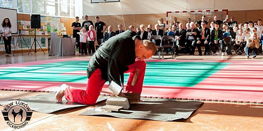 Karateka Kazimierz Rzońca pokazuje jak gołymi rękoma można połamać nawet grube deski. Fot. Arch. KSW Łuków - fot. 
