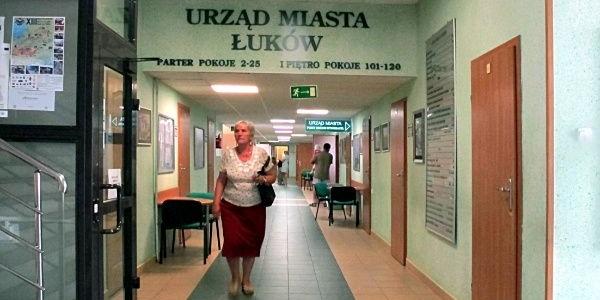 W tym miejscu, tuż za windą, mniej więcej na wysokości napisu „Urząd Miasta Łuków” będzie nowa ściana i drzwi ognioszczelne. Fot. PGL - fot. 