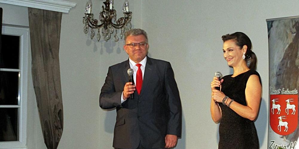 Ryszard Szczygieł i Olga Bończyk razem na scenie. Śpiewająco... Fot. PGL - fot. 