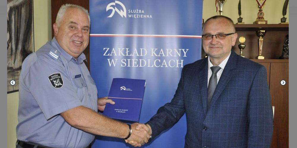 Dyrektorz Zakładu Karnego w Siedlcach ppłk Marek Suwiński oraz Muzeum Treblinka Niemiecki nazistowski obóz zagłady i obóz pracy (1941-1944) Edward Kopówka, fot. mjr Mirosław Zin - fot. 