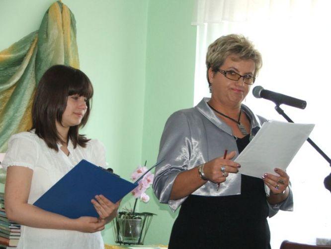 Adrianna Patoka i dyrektor Wanda Miszczak na jubileuszu 
Gminnej Biblioteki Publicznej w Grębkowie.  
 - fot. 