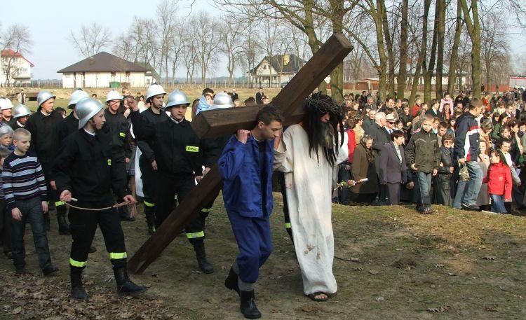 Jezus i Szymon z Cyreny. Pierwsze takie misterium w Grębkowie, fot. DK.  - fot. 