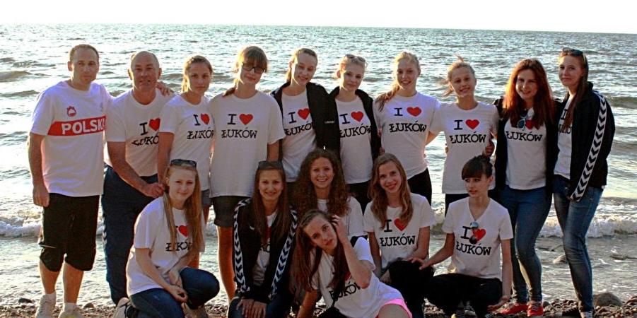 Łukowskie piłkarki ręczne w Koszalinie. U góry od lewej: L. Kędzierski, Wojciech Grabowski, D. Antoniak, D. Wierzbicka, A. Fabisiak, J. Nowosielska, A. Molenda, P. Fejtko, W. Warpas, K. Koper. Na dole: K. Kępka, M. Jóźwik, A. Płudowska, M. Roguska, K. Now - fot. 