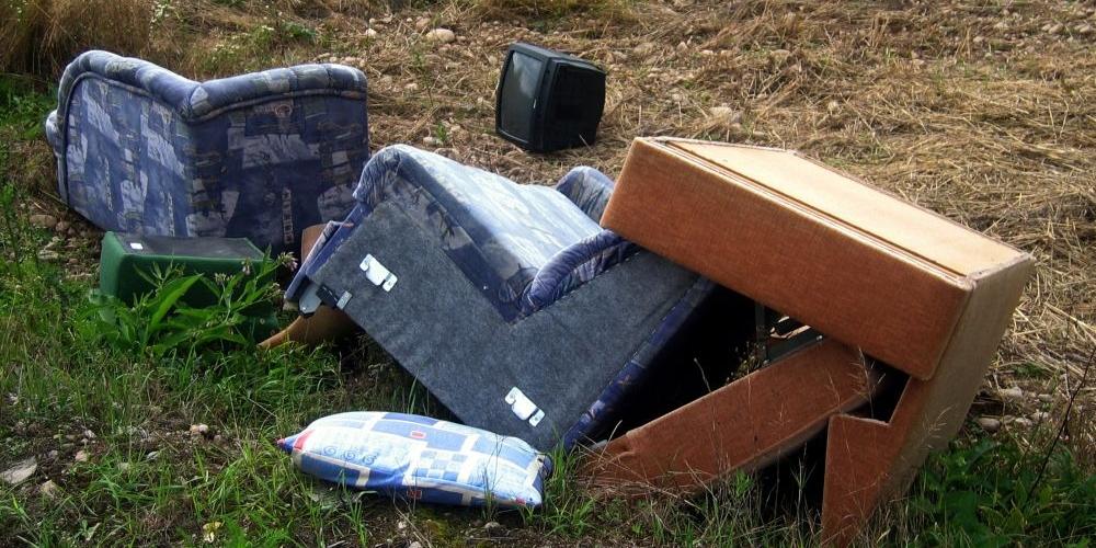 Takich obrazków na polach i w lasach chcą uniknąć władze gminy Krzywda. Dlatego co jakiś czas organizują zbiórki odpadów wielkogabarytowych. Zdjęcie symboliczne. Fot. Geralt, pixabay.com - fot. Geralt, pixabay.com