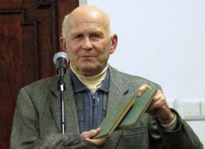 Jan Galinowski z książkami z biblioteczki swojego Dziadka, fot. Aneta Abramowicz - fot. 