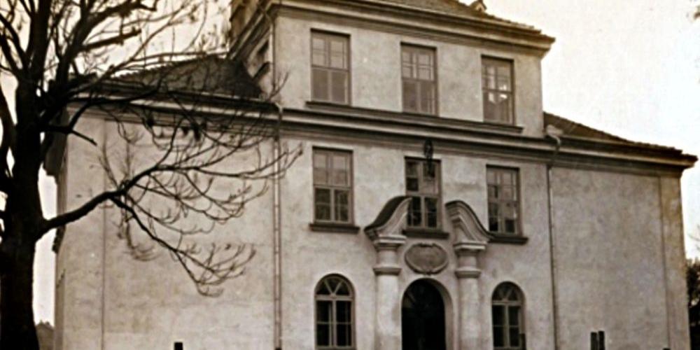 Tak wyglądało główne wejście do budynku szkolnego w okresie międzywojennym. Fot. Arch. Gimn. nr 3 w Łukowie - fot. 