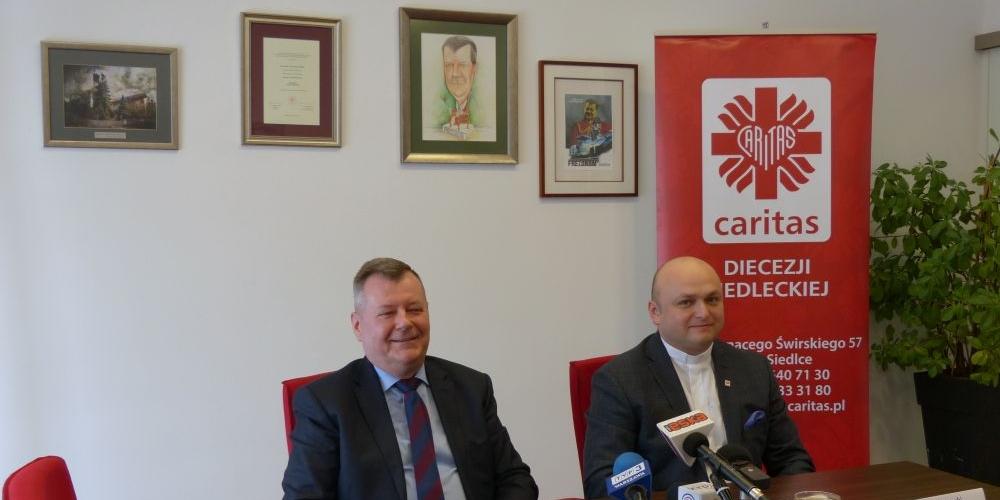 Od lewej: Grzegorz Kazimierczak - właściciel firmy Frezdrom i ks. Marek Bieńkowski - Dyrektor Caritas Diecezji Siedleckiej, fot. Ana