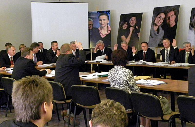 Sesja Rady Powiatu Łukowskiego - głosowanie nad uchwałą o wygaszeniu mandatu radnemu Zbigniewowi Gajdzie. Fot. PGL - fot. 