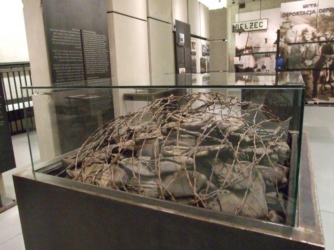 W Muzeum, na pierwszym planie gablota z butami osób, zamordowanych w obozie, fot. Ana - fot. 