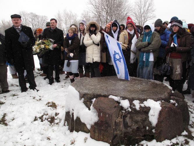 Na cmentarzu żydowskim w Siedlcach, pierwszy z lewej wiceprezydent Jarosław Głowacki, obok niego radny Bogumił Kacprzak, fot. Ana - fot. 
