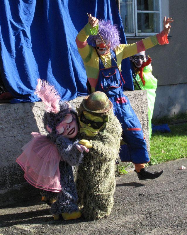 Nie zdradzę, dzięki czemu te przypominające muppety lalki tańczyły w rytm muzyki. Mistrzostwo świata! Fot. Ana - fot. 