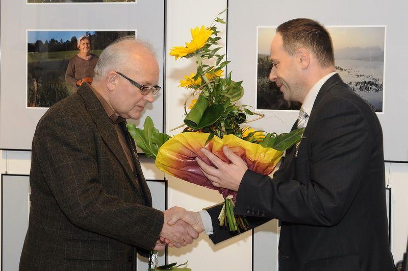Andrzej Ruciński przyjmuje gratulacje od dyrektora MOK-u Mariusza Woszczyńskiego, fot. Tomasz Końko - fot. 