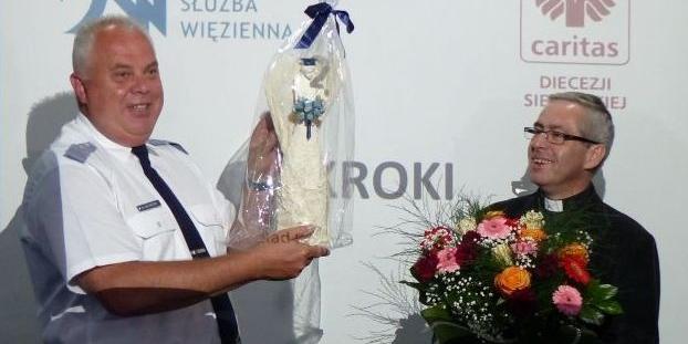 Dyrektor Zakładu Karnego w Siedlcach, ppłk Marek Suwiński, dyrektor Caritas Polska, ks. Marcin Iżycki, fot. Ana