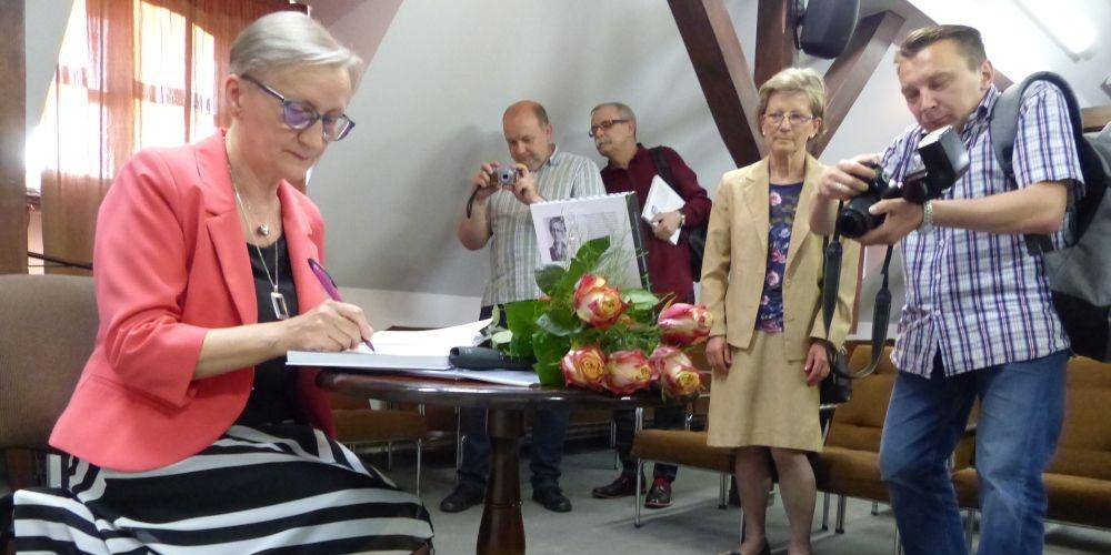 Halina Budziszewska podpisuje album. Od lewej: Halina Budziszewska, Paweł Chodowski, Mirosław Zdrodowski, Małgorzata Szwainowska i Jarosław Kurzawa, fot. Ana