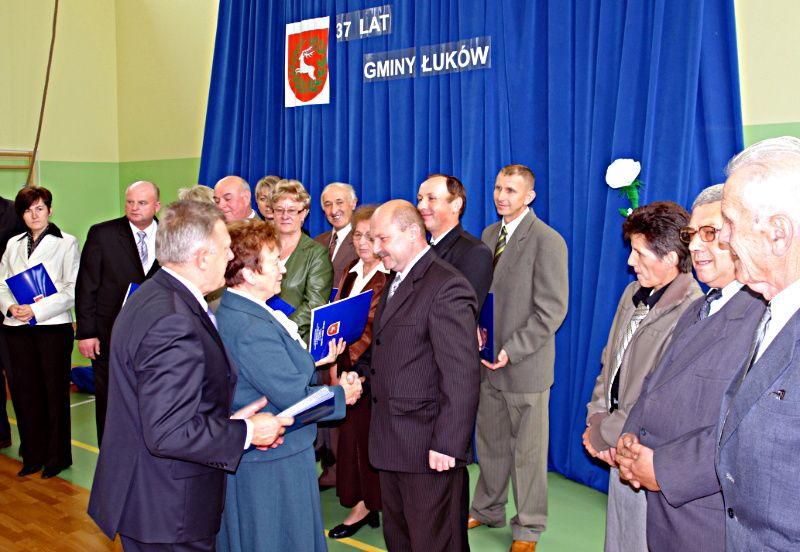 Wójt Kazimiera Goławska i wicewójt Wiktor Osik wręczają list pamiątkowy sołtysowi Suchocina, Zbigniewowi Strzyżewskiemu. Wokół sołtysi z pozostałych sołectw gminy Łuków. Fot. Arch. UG Łuków - fot. 