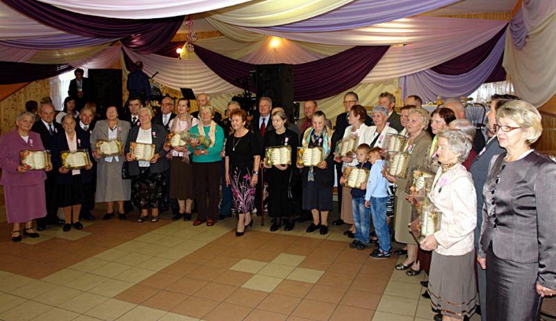 Wszyscy jubilaci stanęli do pamiątkowego zdjęcia. Fot. Arch. UG Łuków - fot. 