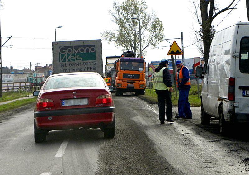 W Gołaszynie noga z gazu. W związku z rozpoczętymi robotami drogowymi ruch przez tę miejscowość odbywa się wahadłowo. Fot. PGL - fot. 