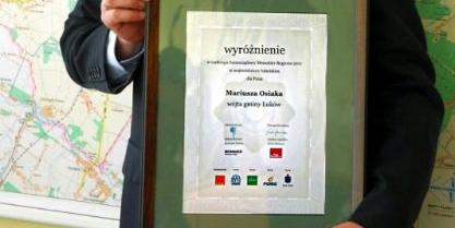 Mariusz Osiak, wójt gminy Łuków, z zadowoleniem prezentuje najnowsze samorządowe trofeum czyli wyróżnienie „Samorządowy Menedżer Roku”. Fot. Arch. UG Łuków - fot. 