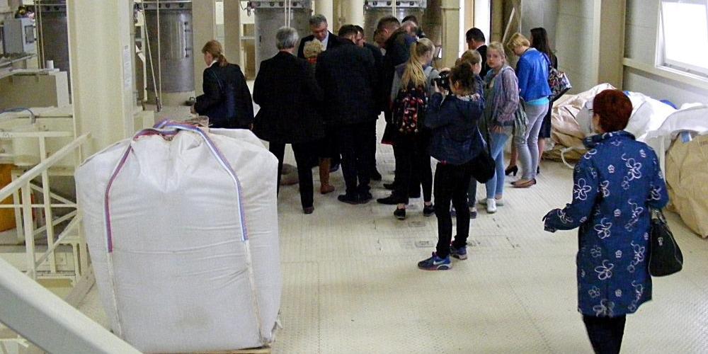 Niewiele osób pojechało sprawdzić wytwórnię pasz. - fot. 