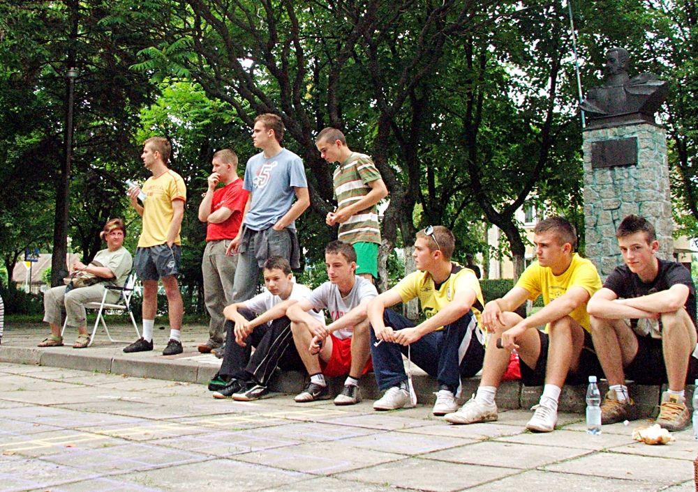 Uczestnicy stoczkowskiej gry miejskiej pod pomnikiem bohatera Stoczka Łukowskiego - gen. Józefa Dwernickiego. Fot. PGL - fot. 