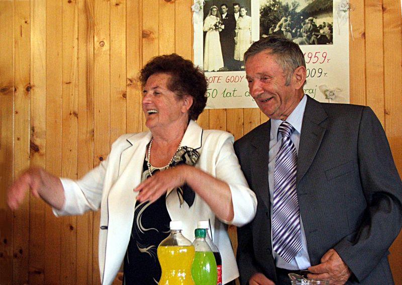 Teresa i Kazimierz Grochowscy bawili się w wiejskiej świetlicy w Dmininie, jakby im w dniu jubileuszu ubyło po 50 lat. Fot. PGL - fot. 