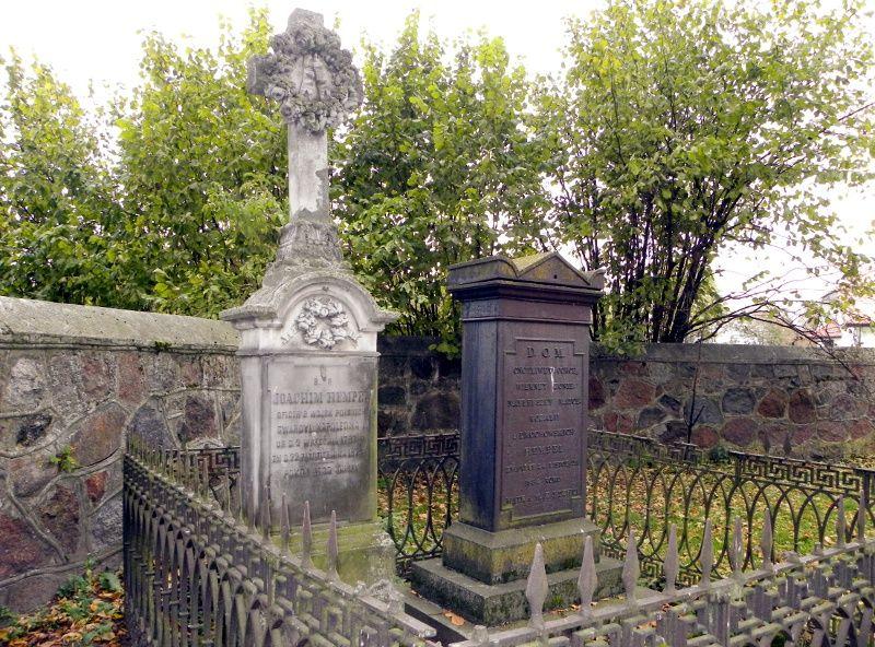 Pomniki grobowe Joachima i Rozalii, protoplastów rodu Hemplów, którzy przez ostatnie ponad 100 lat zarządzali majątkiem Tuchowicz. Za ich czasów miejscowość z miasteczka stała się wsią. Fot. PGL - fot. 