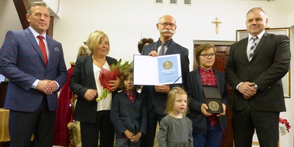 Małgorzata i Waldemar Gujscy z nagrodą im. Ludomira Benedyktowicza, wnuczętami: Laurą, Brunem i Fryderykiem oraz prezydentem Siedlec Andrzejem Sitnikiem i wiceprzewodniczącym Rady Miasta Siedlce, Robertem Chojeckim, fot. Ana