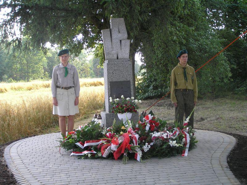 Harcerze na warcie przy pomniku, upamiętniającym bitwę pod Miednikiem, fot. arch. UG Stoczek - fot. 