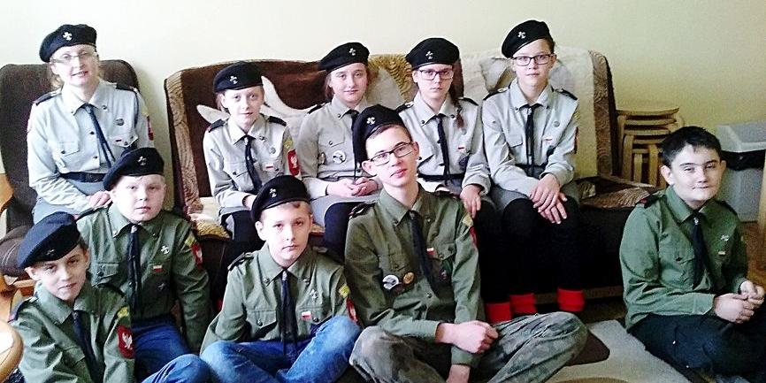 W drugim rzędzie pierwsza z lewej
Anna Maksymowicz ze swoimi harcerzami fot arch. - fot. 