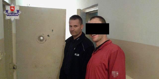 Młody 25-latek z Łukowa trafił do policyjnego aresztu. Jest wyraźnie rozbawiony sytuacją. Nie wie co mu grozi? Fot KPP w Łukowie - fot. 