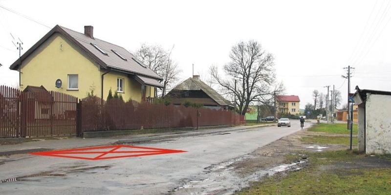 Hołubla, ul. Siedlecka. W miejscu zaznaczonym czerwoną kopertą od kilkunastu lat nielegalnie zatrzymywały się autobusy. Fot. PGL - fot. 
