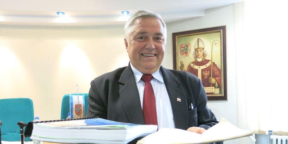  Jerzy Myszkowski porównał dwa budżety Siedlec. Po prawej ten z 1991 r. Fot. PM - fot. 