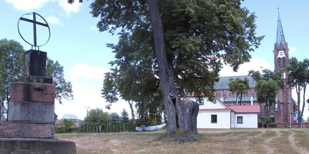 Postument z krzyżem upamiętnia miejsce po średniowiecznym kościele. fot. Bono - fot. 