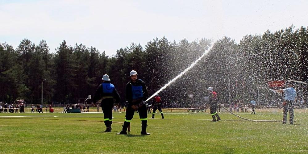 Jedna z drużyn OSP biorących udział w zawodach w chwili zakończenia zadania bojowego. Fot. PGL