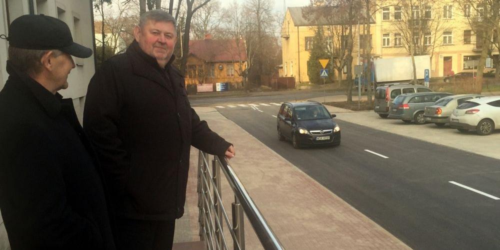 Burmistrz Bogusław Karakula pokazuje, że ulicą Armii Krajowej można już jeździć. fot. JP - fot. 