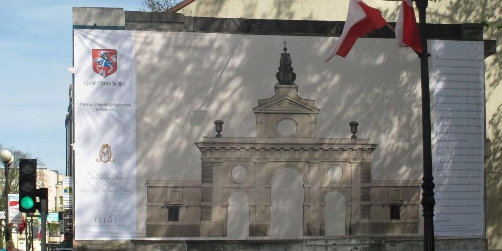 Czy baner na skrzydle bocznym bramy - dzwonnicy zwiastuje jej odbudowę? fot. Ana - fot. 