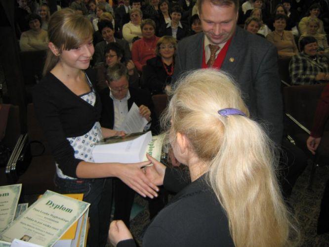 Nagrody wręczali dyrektor MBP, Jadwiga Madziar i radny, Adam Bobryk. - fot. 