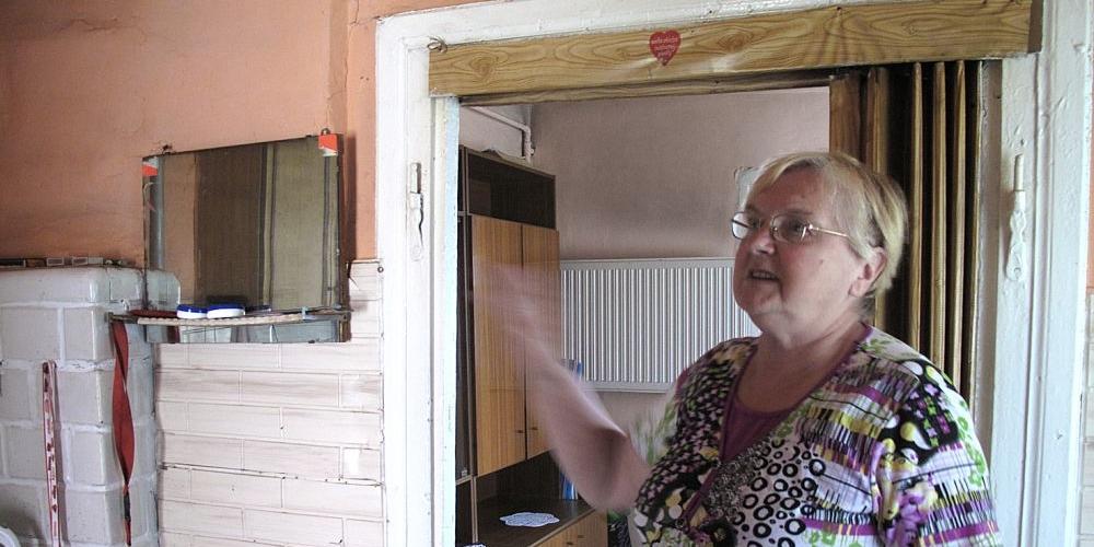 Pani Alina niedawno pomalowała ściany, bo chciała zakryć wychodzący z nich grzyb. - fot. 