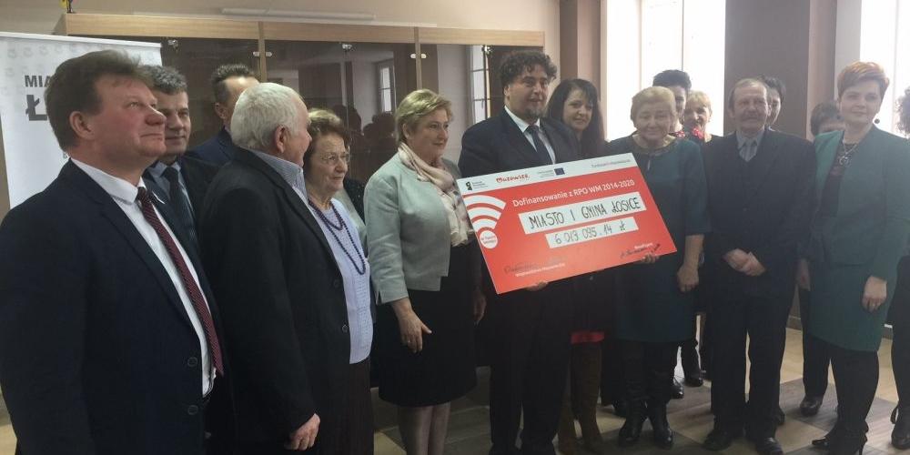 Do pamiątkowego zdjęcia z symbolicznym czekiem ustawili się wszyscy radni miasta i gminy.
