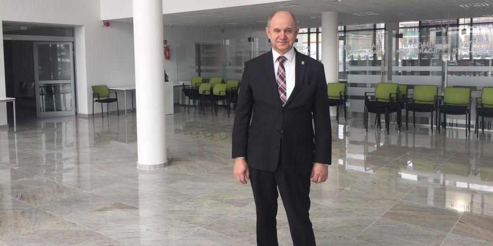 Starosta Marek Chciałowski wczoraj nadzorował prace w nowym budynku