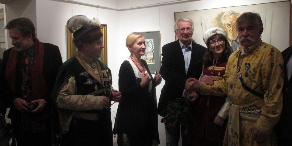 Stoją od lewej: Antoni Wróblewski, przedstawiciele Podlasko-Kozieradzkiego Bractwa Kurkowego, Halina Budziszewska i Maciej Falkiewicz, fot. Aneta Abramowicz-Oleszczuk